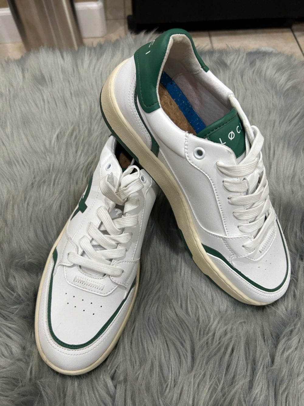 White Sneakers with Green Accents — Low-Top Casual Trainers